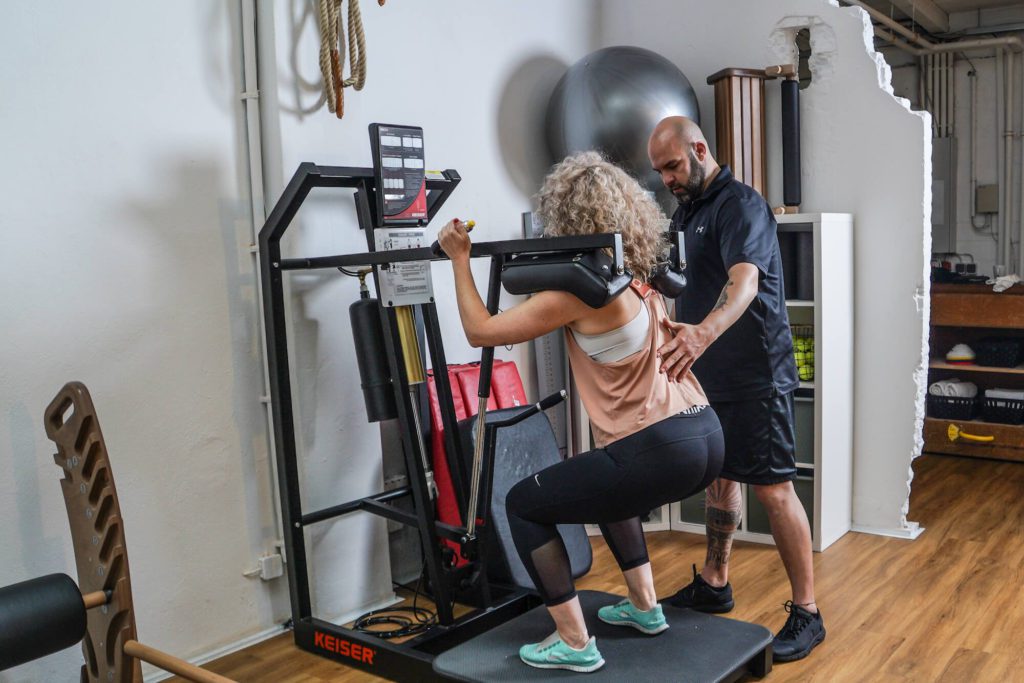 Squats am Keiser Air Squats - Marc Huisman Longevity Coach und Personal Trainer in Hamburg-Altona