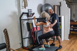 Squats am Keiser Air Squats - Marc Huisman Longevity Coach und Personal Trainer in Hamburg-Altona