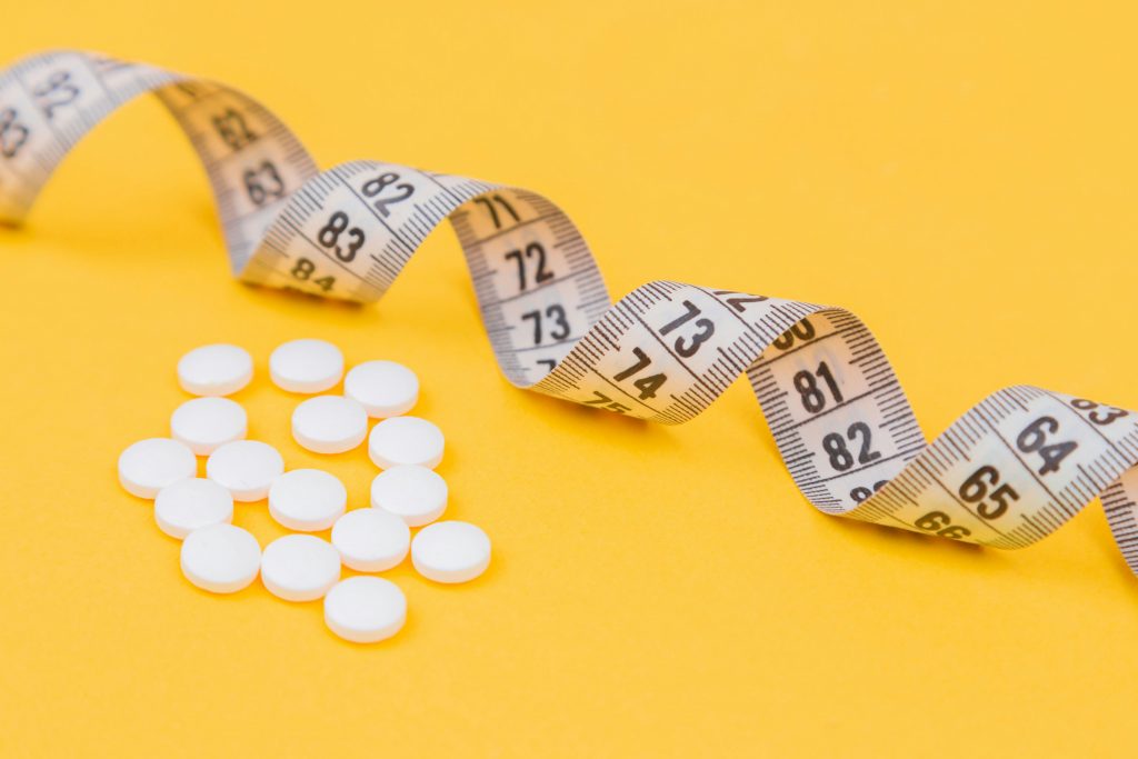 Tabletten und ein Maßband