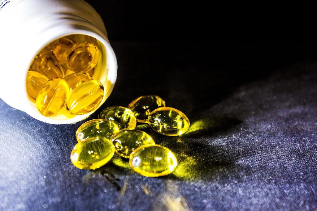 Omega 3 tabletten ausgeschüttet aus einer Dose