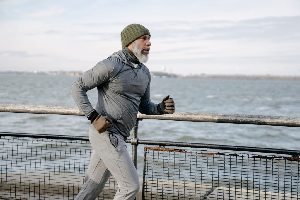 sportlicher senior beim joggen an der promenade